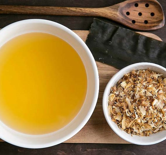 Cách nấu nước dùng dashi từ cá bào và tảo bẹ (kombu) cho bé ăn dặm